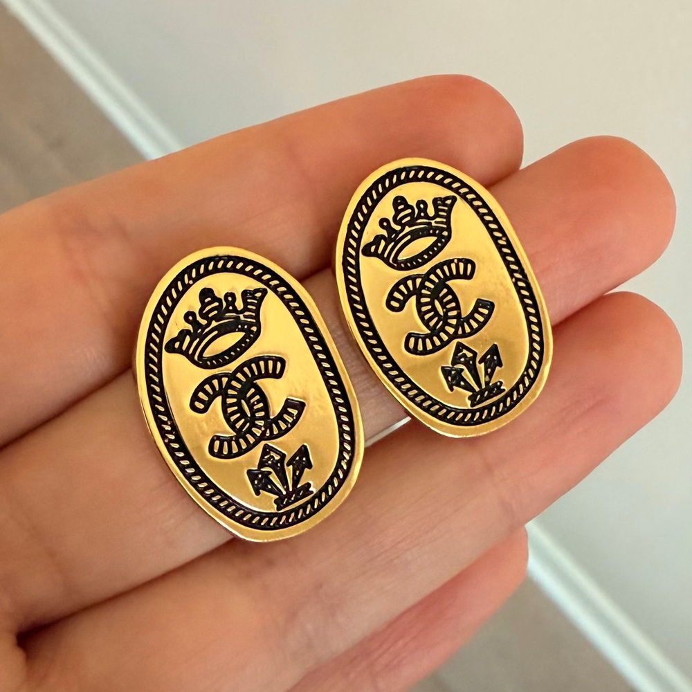 🖤Vintage Chanel Gold Crown CC Medallion Earrings👑